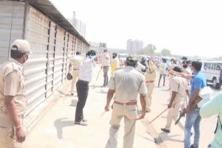 ahmedabad-stone-pelting-on-police-by-migrant-workers-near-iim-inahmedabad