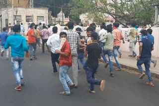 Salem police arrest Migrant workers protesting before collectorate
