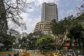 Sensex tumbles 800 pts