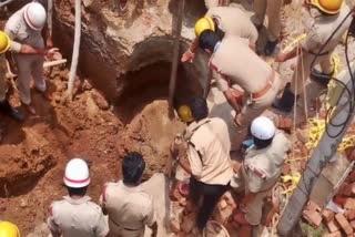 labour stucked at mud  hole in hubli