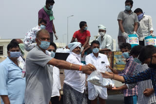 representatives of chinajeeyar swamy distributes food to migrants in prakasam