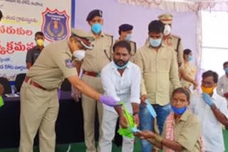 rachakonda cp mahesh bhagawath groceries distribution in yadadri bhuvanagiri district