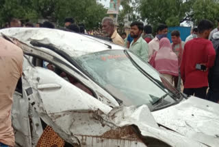 ವಿದ್ಯುತ್ ಕಂಬಕ್ಕೆ ಕಾರು ಡಿಕ್ಕಿ