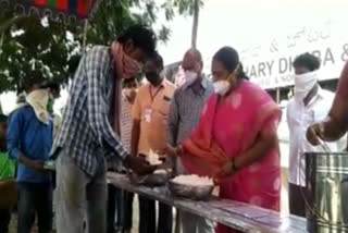 Meal arrangements for migrant labourers in Suryapet