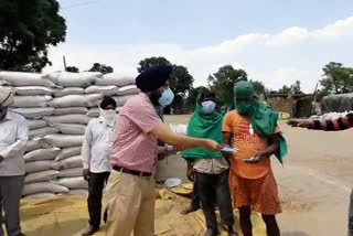 mask and sanitizer Distribute by Judge in rupnagar