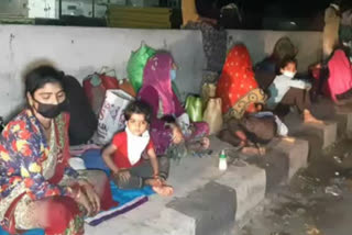 migrant labourers came on road midnight for go back to home in faridabad