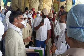 farmer talking to oficers