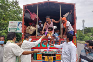 వలస కూలీలకు డ్రైఫ్రూట్స్ అందజేత