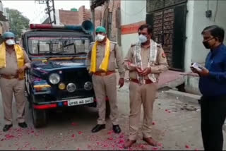 flowers showered on mathura police