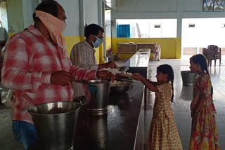 BJP Leaders Food Distribution For migration Labor In Karimnagar Town