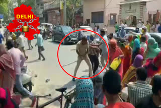 Policemen lathicharge on crowd