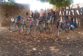 laborers in tamilnadu reached to mandla by bicycle