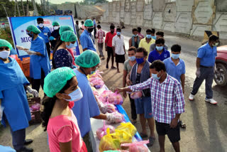 Food distribution for migrant laborers at Bhimunipatnam road