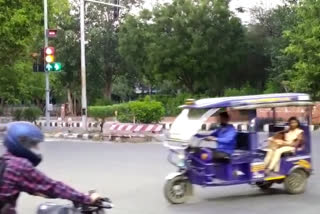 drivers suffered due to bad condition of traffic light at dwarka