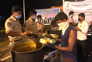 tuni police distributed food for migrante labours