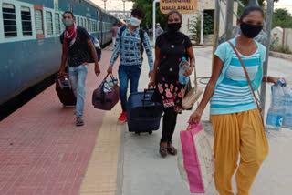 Chhattisgarh migrant laborers on their way home