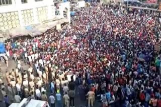 huge mob assembled at Bandra railway station