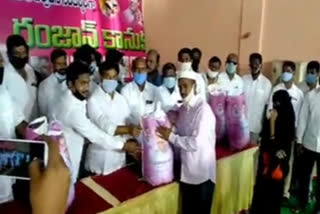 bhunaghiri-mla-paila-shekar-reddy-distributes-essential-commodities-as-ramazan-festival-for-poor-muslims