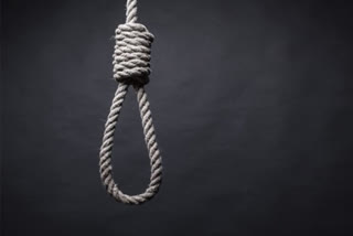 man hanged himself  in home in raipur