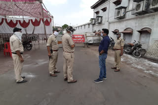 Khandwa SP Dr. Shivdayal  visits Corona affected areas of the city