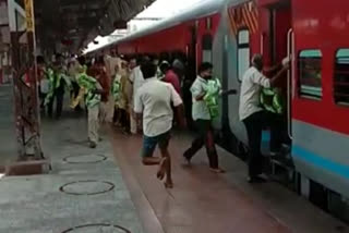 Starved migrants loot food packets at Jhansi railway station