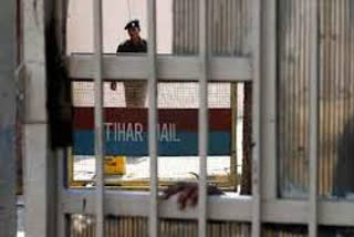 Tihar Jail  Tihar prisoner accuses jail authority  providing mobile phones in jail  Shashank of Tihar jail  New Delhi  Praveen  CCTV footage  തിഹാർ ജയിൽ  ന്യൂഡൽഹി  ജയിലിൽ മൊബൈൽ ഫോൺ വിവാദം  തിഹാർ ജയിലിലെ ഉദ്യോഗസ്ഥർ  പൊലീസ് ഉദ്യോഗസ്ഥൻ പ്രവീൺ
