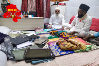 jamiat ulama distribute clothes in needy women in east delhi during the lockdown