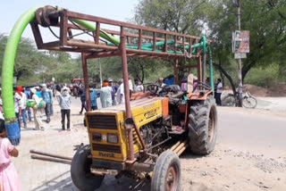 ट्रैक्टर के नीचे दबकर बाइक सवार दो दोस्तों की मौत.