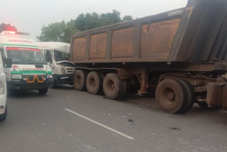 Bus filled with 14 laborers hit the traile