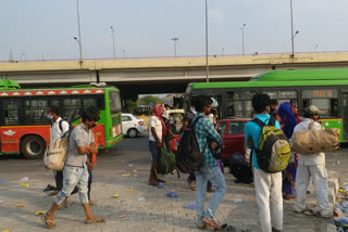 Migrant laborers being removed from Ghazipur border sending them to shelter home by administration