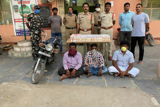 polcie seized karnataka liquor in anantapur dst