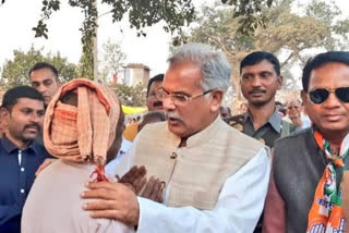 Bhupesh Baghel talking to farmer (file photo)