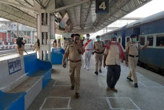 labourers reach kaimur from Rajkot by special train