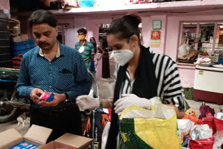 Ragini distributes groceries to hotels worker