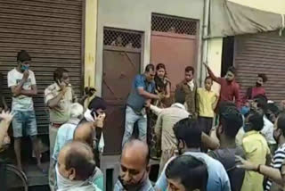 people fight with police due to refused to open shops muradnagar ghaziabad