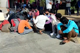 People waiting for the bus as a group-group at the Gadag bus station