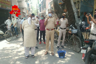 Najafgarh police is making shopkeepers aware during the lockdown