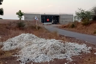 a farmer threw cotton yield on the side of the road in aurangabad