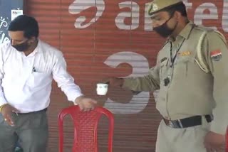 Praveen is making tea jawans to police personnel daily