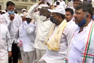 Karnataka Congress protests against govt over amendment to APMC Act