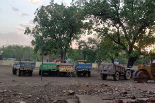 Five tractor trolleys seized with illegal sand