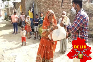 ETV bharat team helps migrant laborers in south delhi during lockdown 4