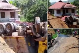 lorry overturned in adimali  adimali accident news  ടാര്‍ മിക്‌സ് ലോറി മറിഞ്ഞു  അടിമാലി ആനച്ചാല്‍ അപകടം  ലോറി വീട്ടുമുറ്റത്തേക്ക് മറിഞ്ഞു