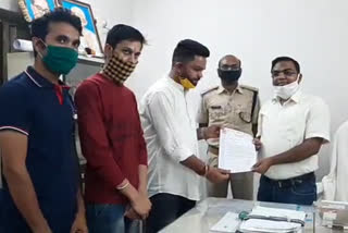 Youth wing organization submitted memorandum to collector inorder to remove liquor shop in seon