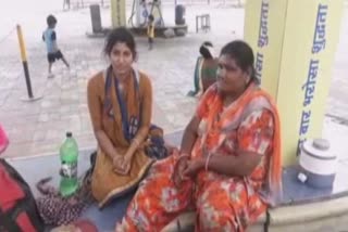 migrant daughter meet his mother by efforts of palwal police