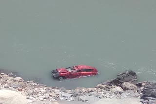 Car falls into river in Chaganas of Kinnaur