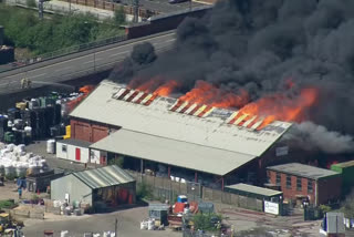 Huge fire engulfs UK industrial estate