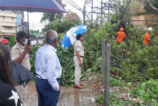 cuttack collector, review the situation in cuttack, cyclone amphan, bhabani shankar chayini, ବାତ୍ୟା ପରେ କଟକ ସ୍ଥିତି ସମୀକ୍ଷା କଲେ ଜିଲ୍ଲାପାଳ, ଜିଲ୍ଲାପାଳ ଭବାନୀ ଶଙ୍କର ଚୟନୀ, କଟକ ଖବର, ବାତ୍ୟା ଅମ୍ଫାନ