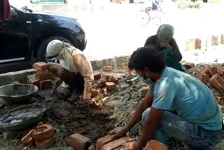 dwarka police helping migrant workers at l&t construction site