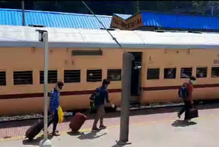 Trains to run from Jun 1 to have to have AC, non-AC coaches; booking from tomorrow 10 am: Rlys  Trains to run from Jun 1 to have to have AC, non-AC coaches  Railwa ticket bookings from May 21  Railwa ticket bookings  Indian railways  business news  ട്രെയിനുകളില്‍ എസി,നോണ്‍ എസി കോച്ചുകളും;  ടിക്കറ്റ് ബുക്കിങ് ഇന്നു മുതല്‍  ഐആര്‍സിടിസി